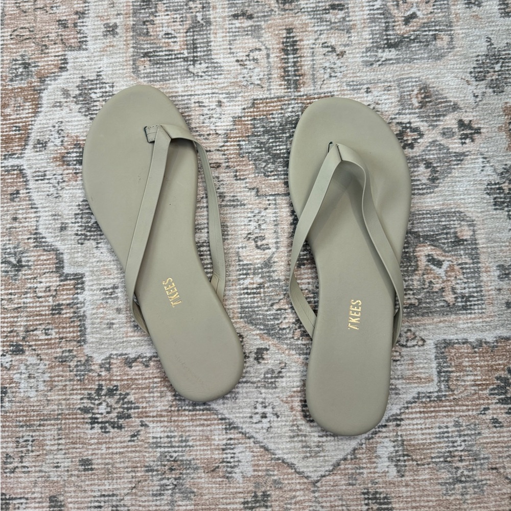 NWT Tkees Sandals